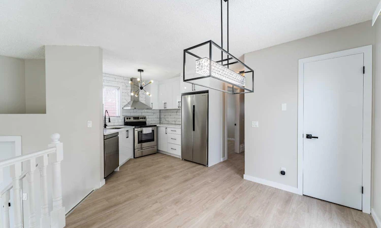18 Falmere Way NE