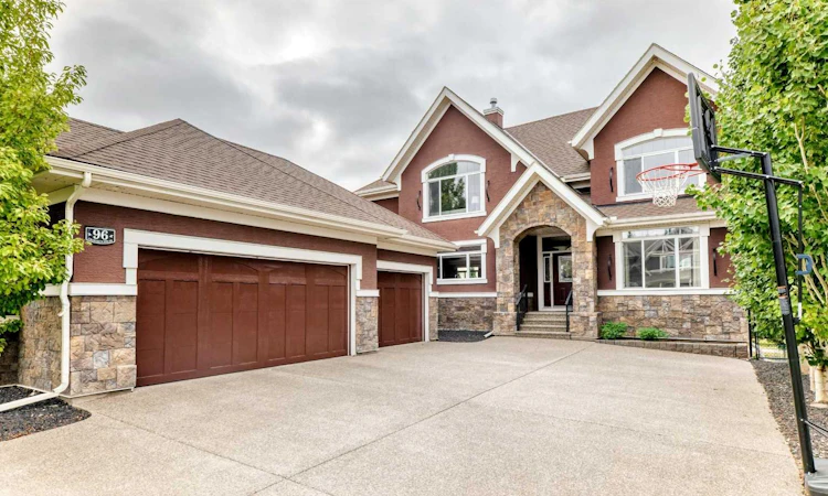 96 Cranarch Heights SE