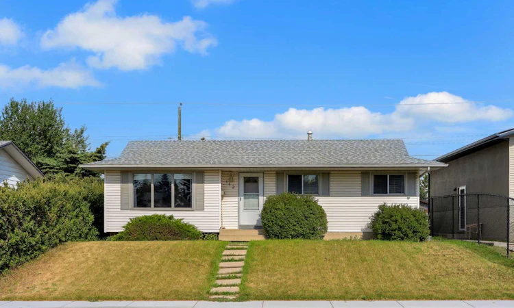 112 Penmeadows Close SE