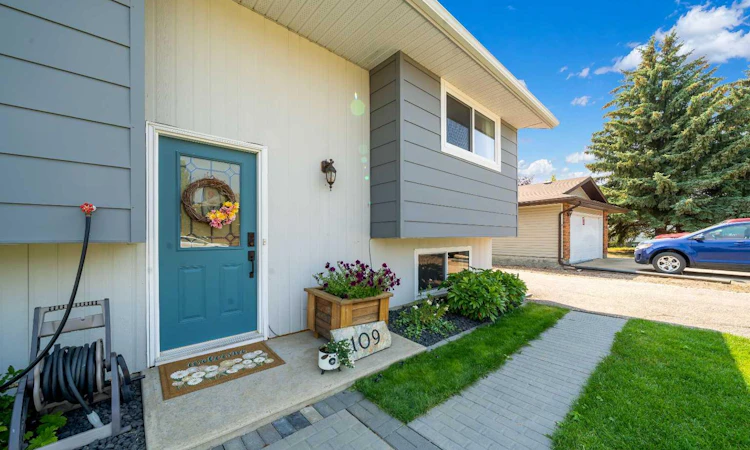 109 Centennial Park Crescent E
