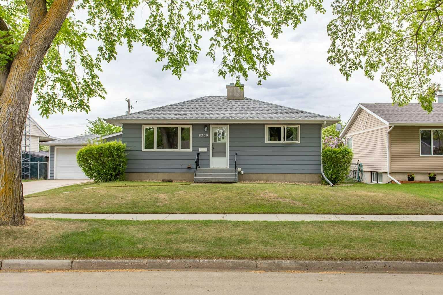 5709 49 Avenue, Lacombe, AB, T4L 1M4