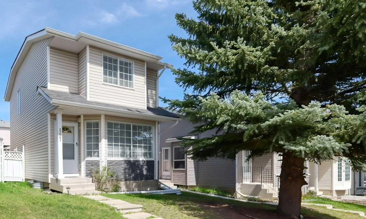 157 Harvest Gold Heights NE