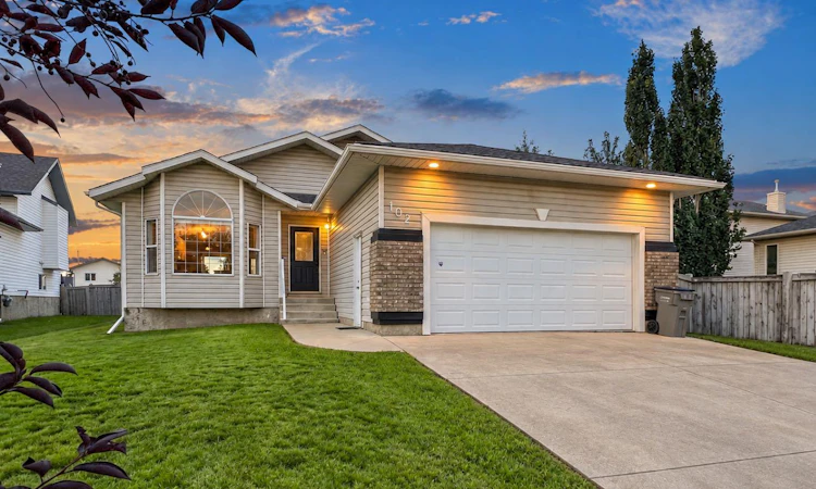 102 Pinnacle Crescent
