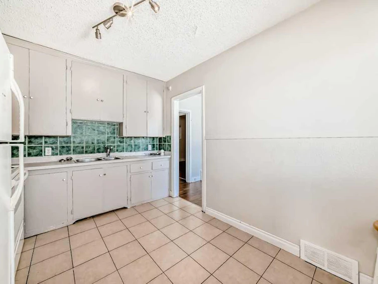 1610 40 Street SW, Calgary, AB, T3C 1W9 - 11