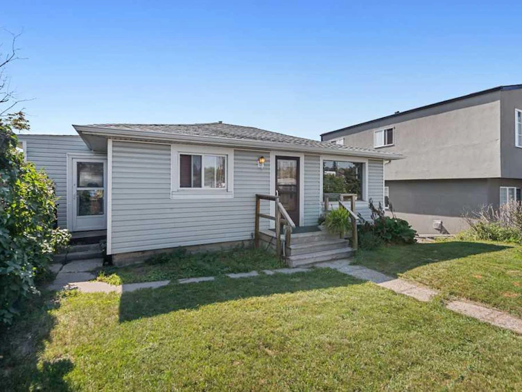 4503 Bowness Road NW, Calgary, AB, T3B 0A9 - 2