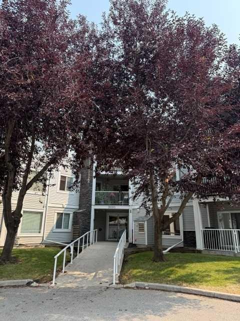 205-3205 Valleyview Park SE, Calgary, AB, T2B 3R6