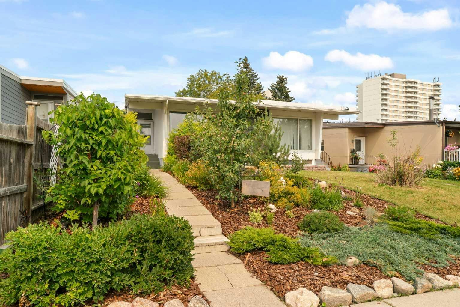 726 68 Avenue SW, Calgary, AB, T2V 0N2