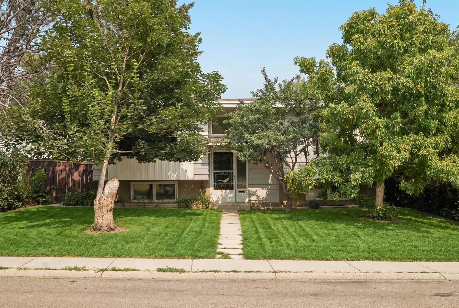 23 Nebraska Road W, Lethbridge, AB, T1K 3Z6
