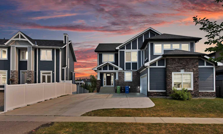 146 Canoe Crescent SW