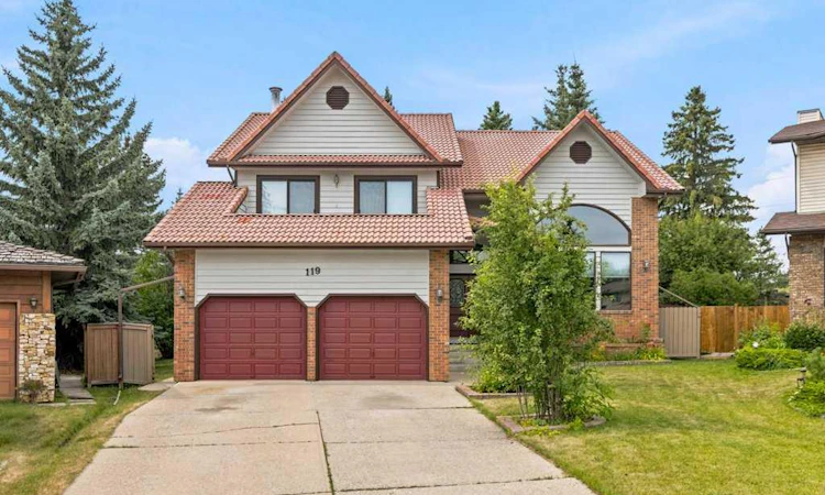 119 Strathbury Bay SW