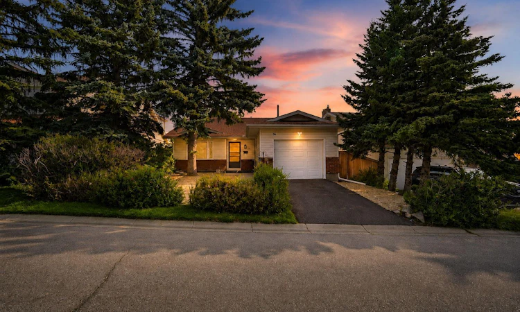 36 Coach Manor Rise SW