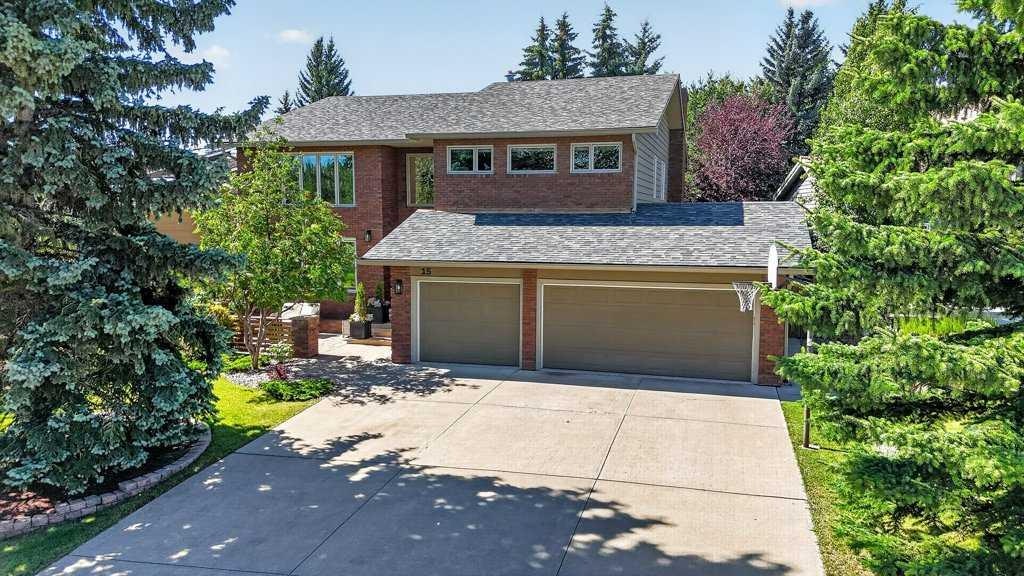 15 Woodacres Way SW, Calgary, AB, T2W 4W2