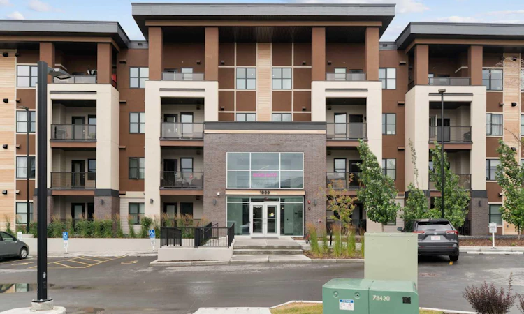1112-81 Arbour Lake View NW