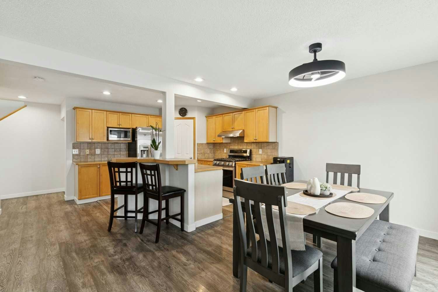 126 Somerglen Way SW, Calgary, AB, T2Y 4B2