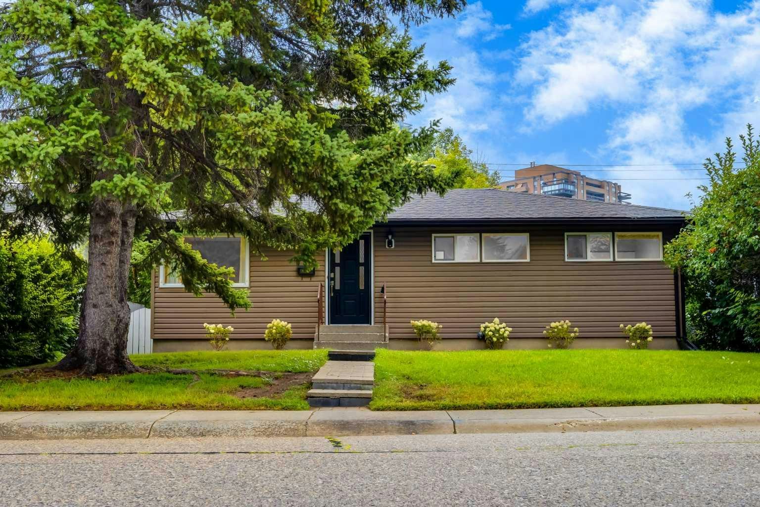 30 Hutton Place SW, Calgary, AB, T2V 3B6