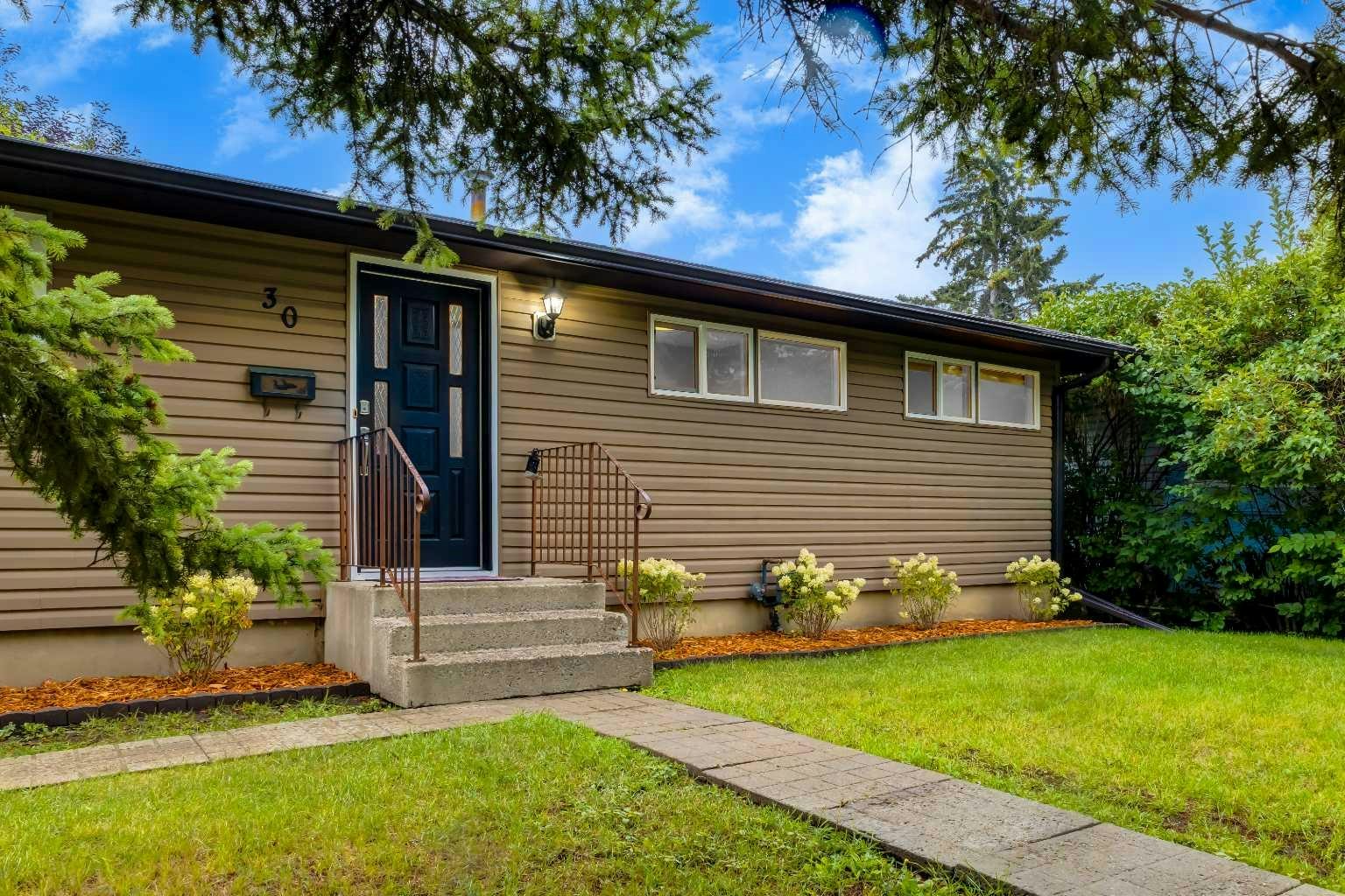 30 Hutton Place SW, Calgary, AB, T2V 3B6
