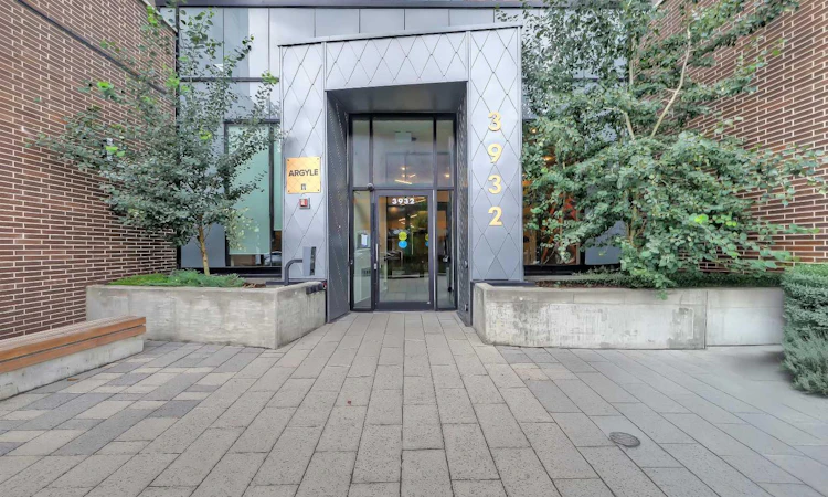 623-3932 University Avenue NW