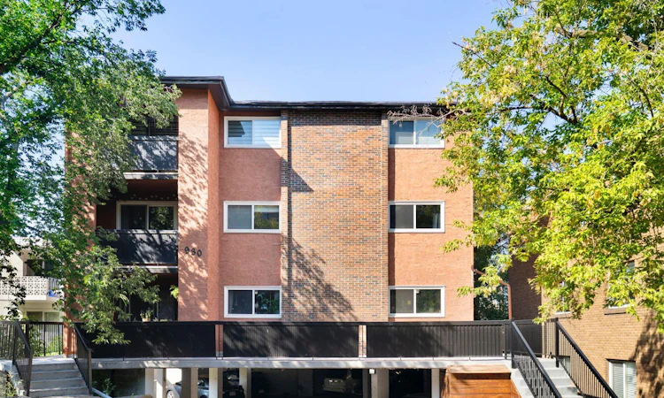 4-930 Royal Avenue SW