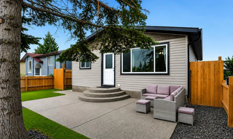 896 Rundlecairn Way NE