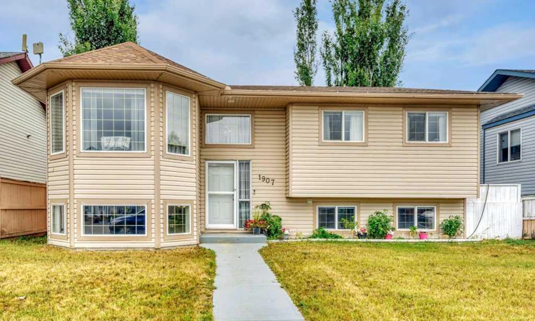 1907 Strathcona Terrace