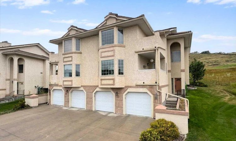 33 Canyon Court W