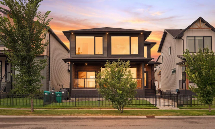 304 Grassland Boulevard W