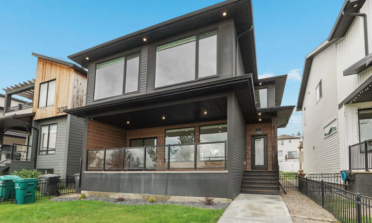 304 Grassland Boulevard W