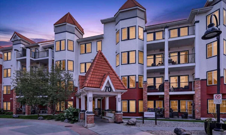 303-70 Royal Oak Plaza NW