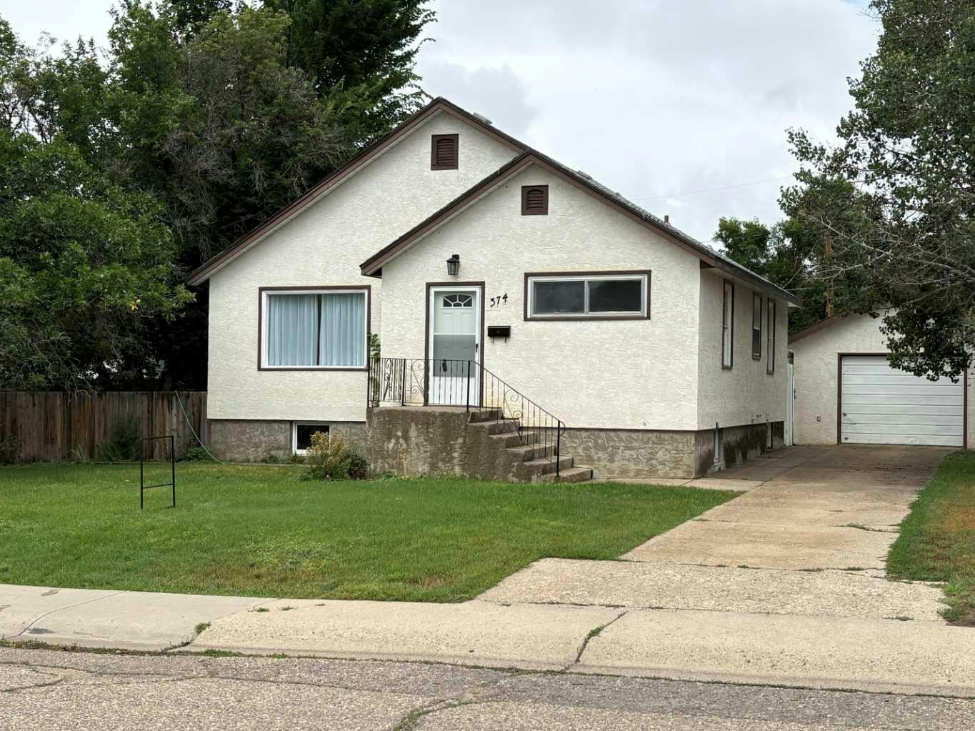 374 10 Street SE, Medicine Hat, AB, T1A 1P9