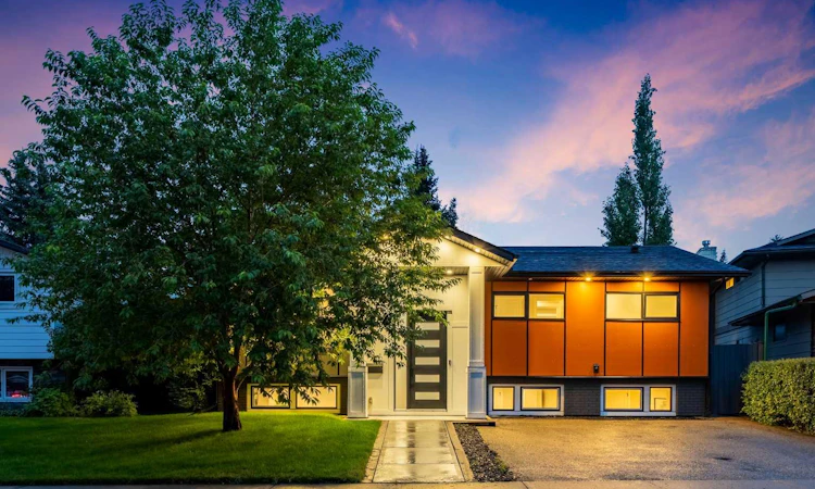 100 Lake Crimson Close SE