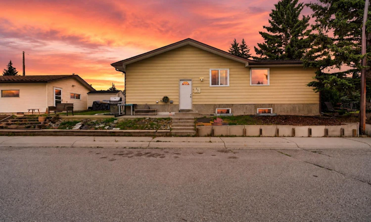 53 Queen Isabella Close SE