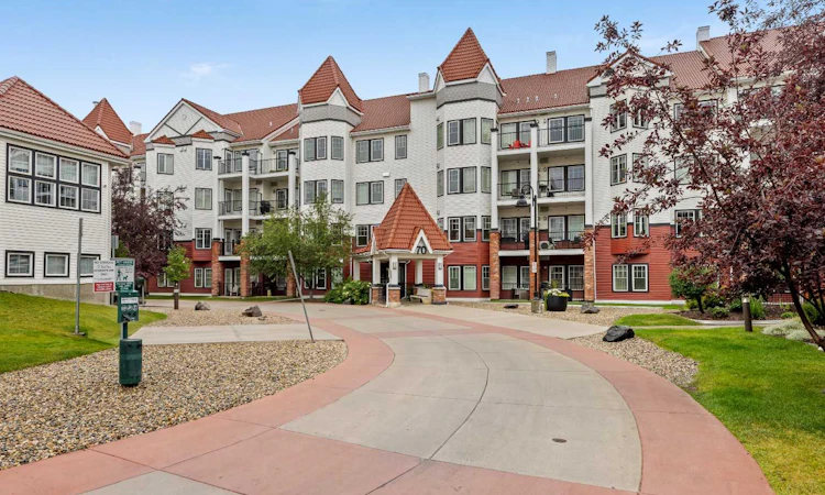 218-70 Royal Oak Plaza NW