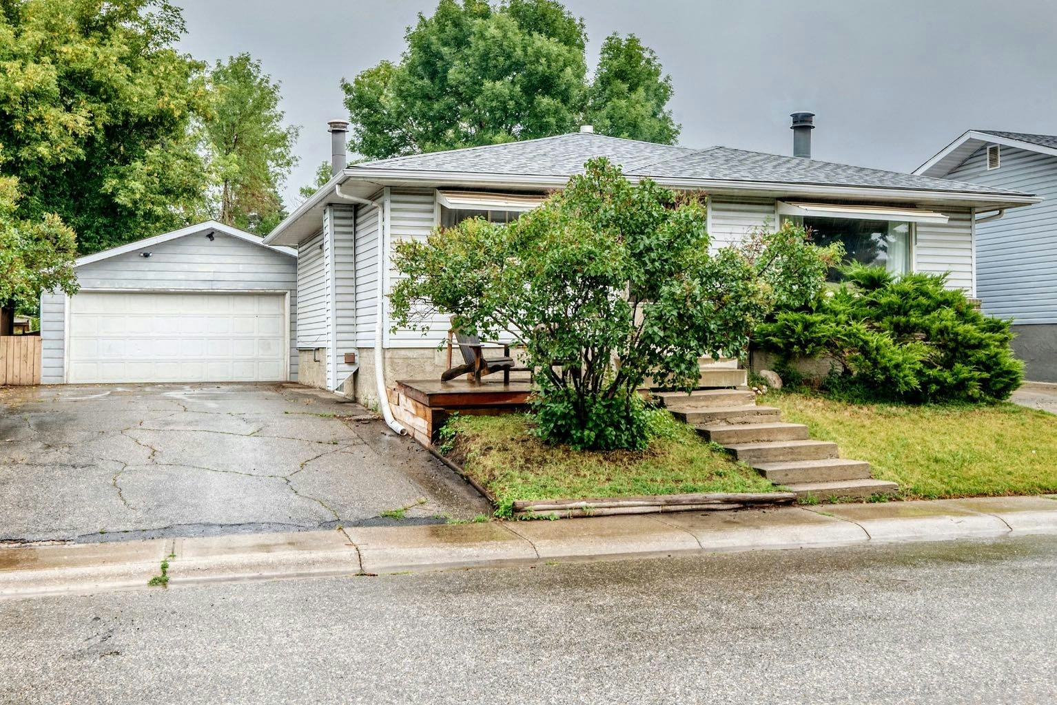 1949 Lytton Crescent SE