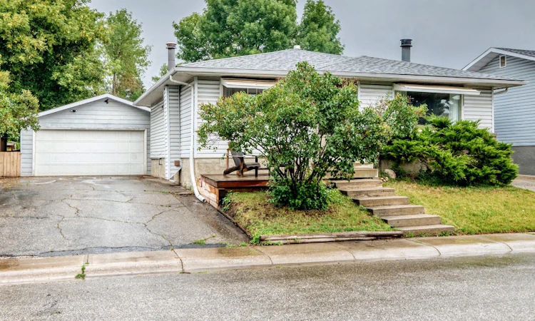 1949 Lytton Crescent SE