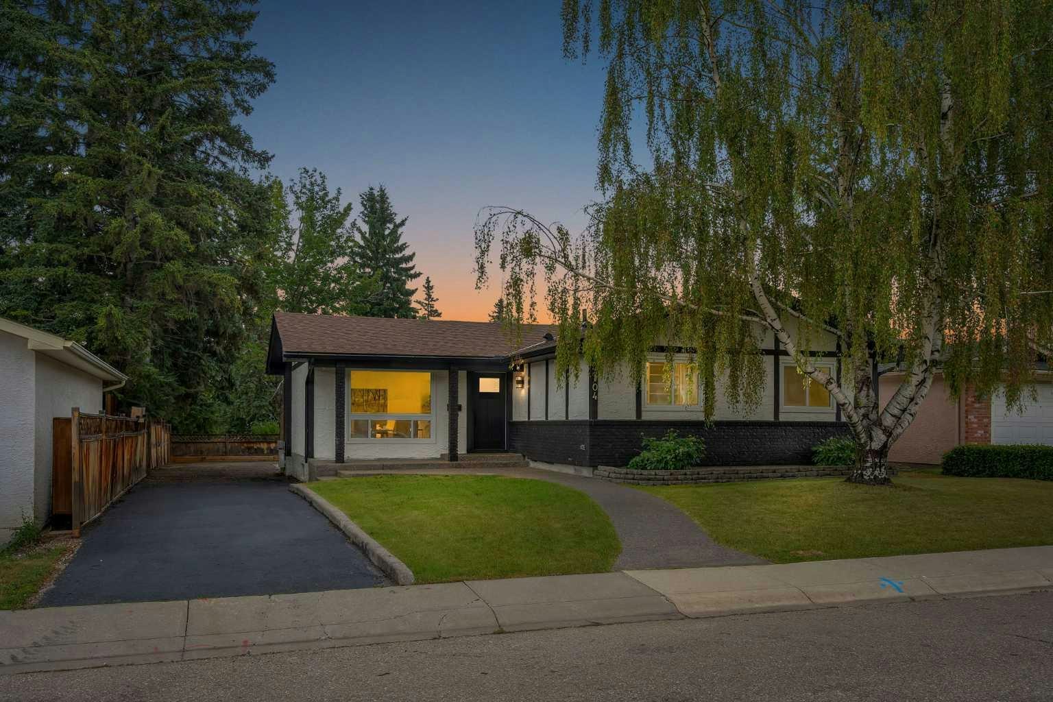 104 Oakmoor Place SW, Calgary, AB, T2V 4A3