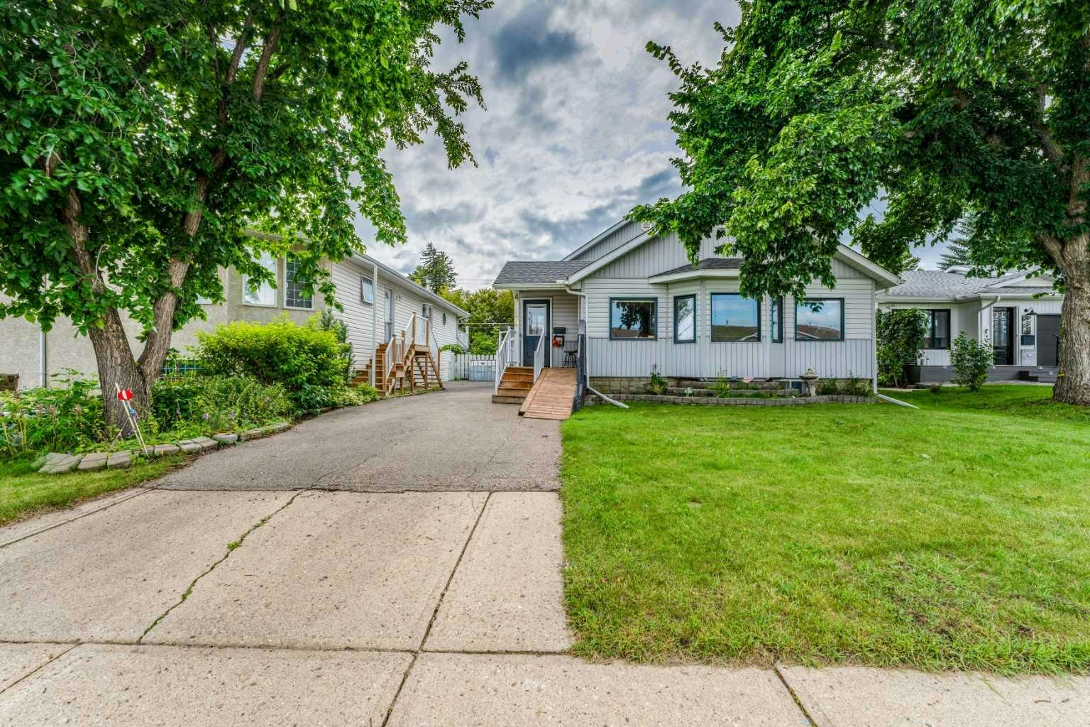 4729 49a Avenue, Lacombe, AB, T4L 1N4