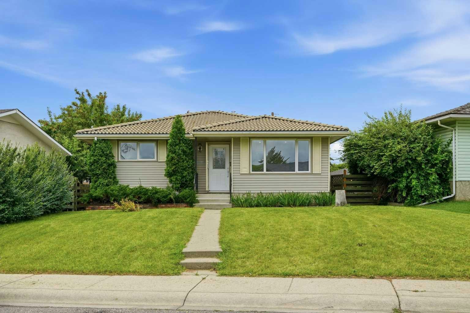 52 Penedo Place SE, Calgary, AB, T2A 3N8