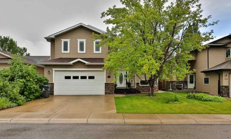135 Riverbrook Close W