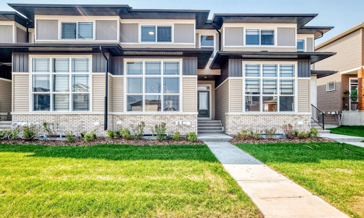 1069 Bayview Crescent SW