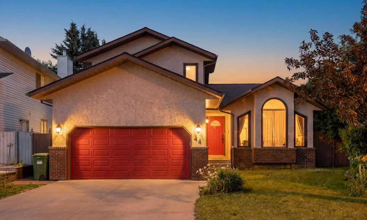 44 Hawkstone Drive NW