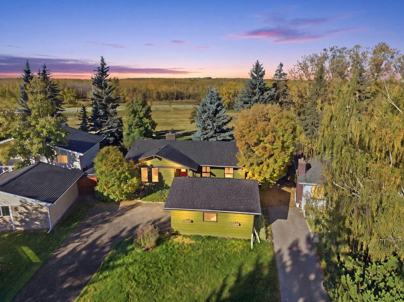 652 Oakwood Place SW, Calgary, AB, T2V 0K5