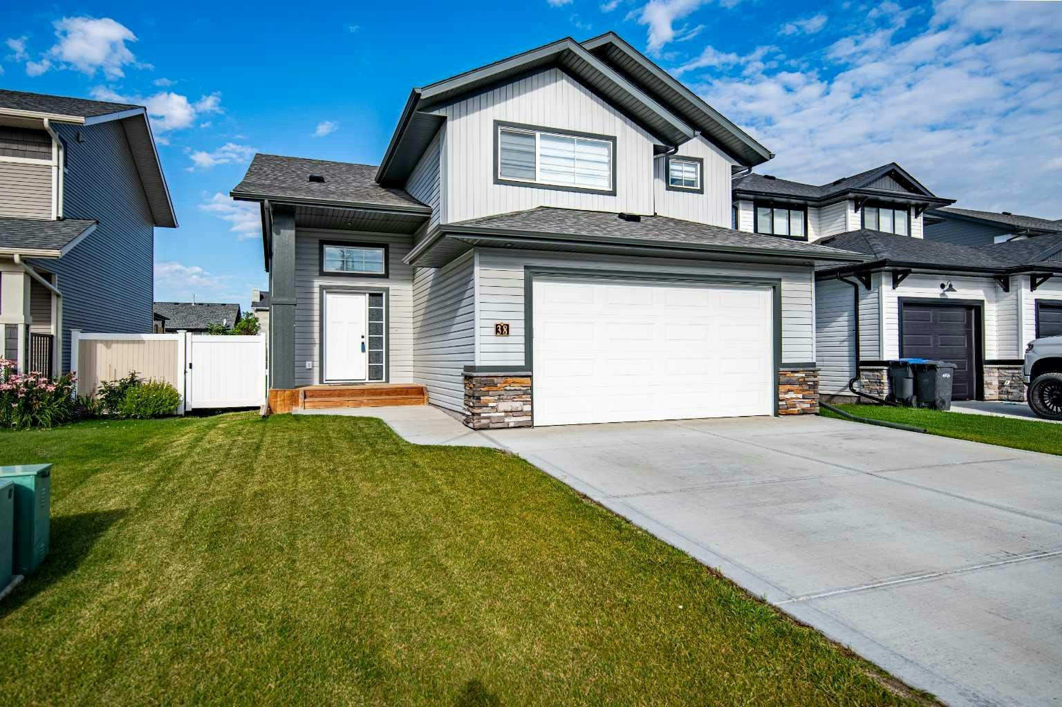 38 Bardwell Way, Sylvan Lake, AB, T4S 0M8