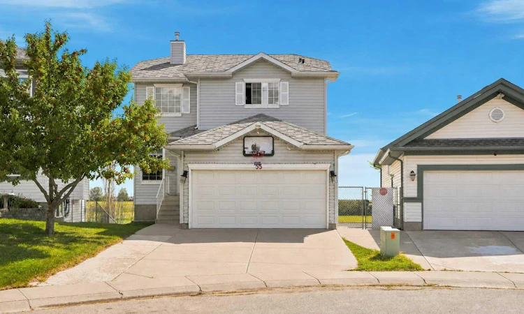 55 Anaheim Crescent NE