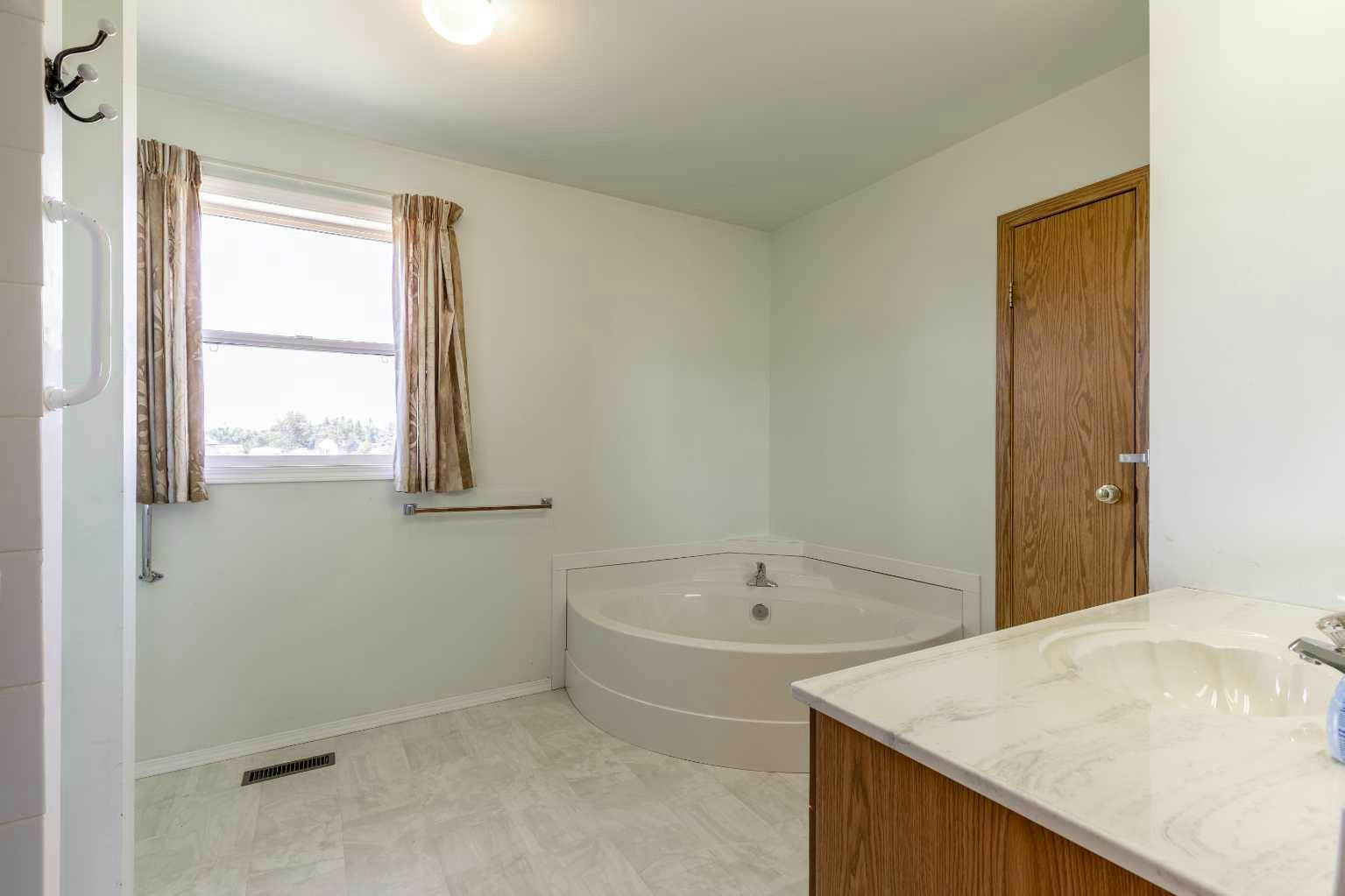 110 Blayney Avenue, Lethbridge, AB, T0L 0G0 - 6