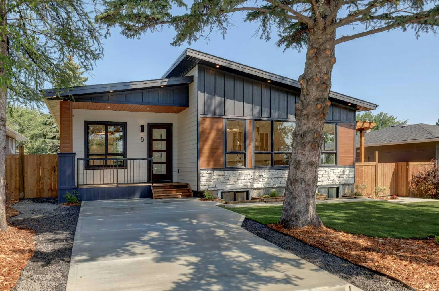 8 Carnarvon Way NW, Calgary, AB, T2K 1W4