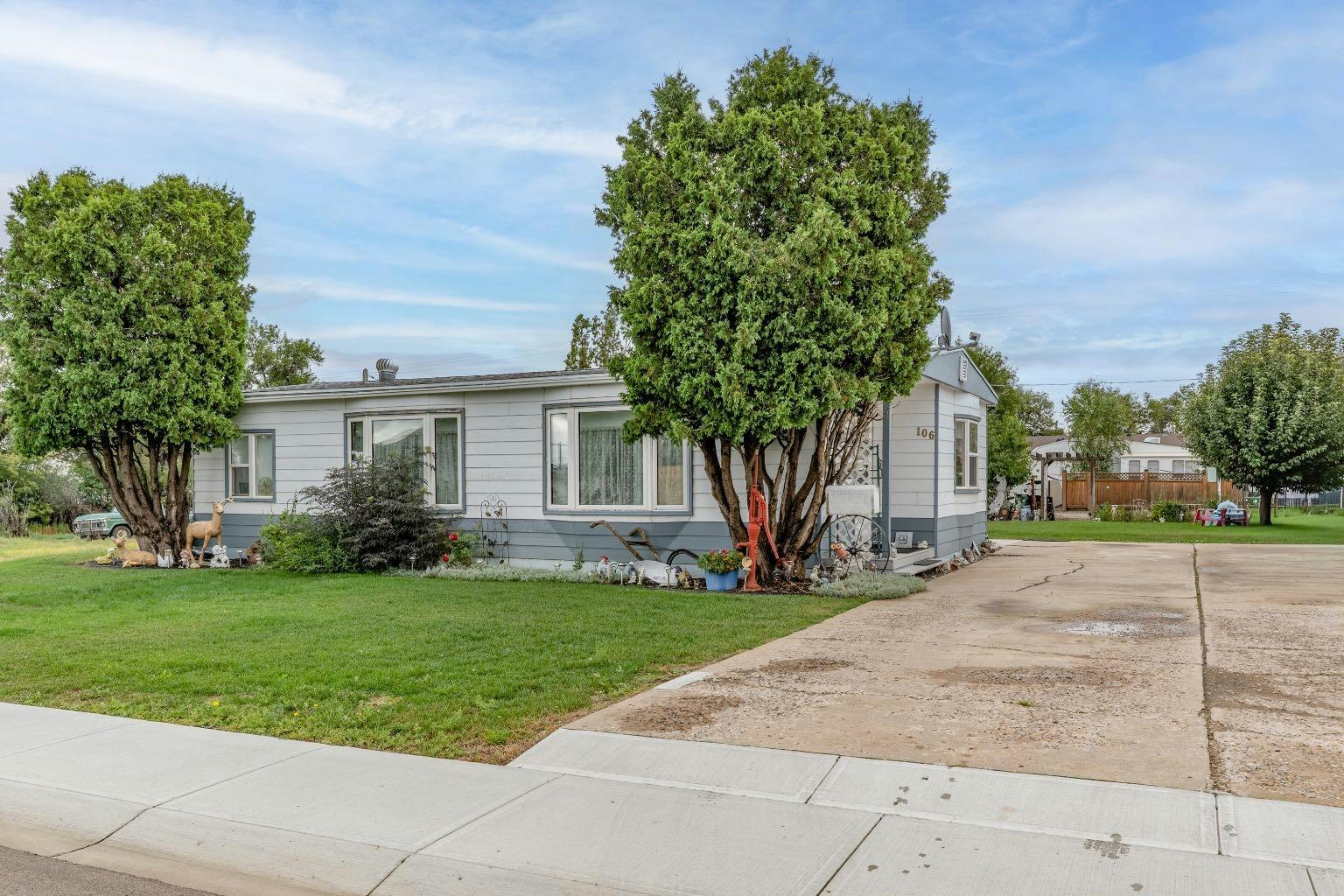 106 2 Street NE, Redcliff, AB, T0J 2P2