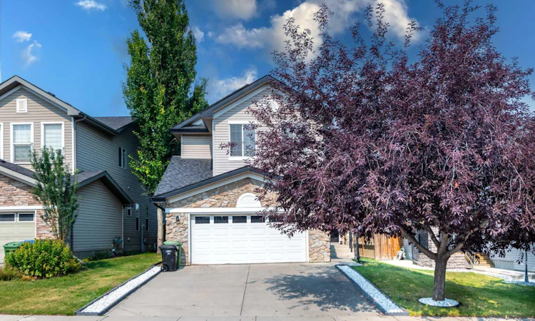 135 Kincora Drive NW