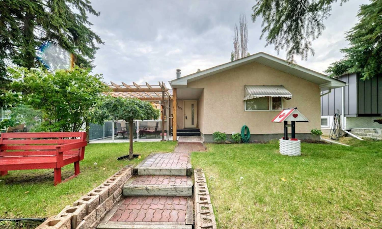 728 Willacy Drive SE