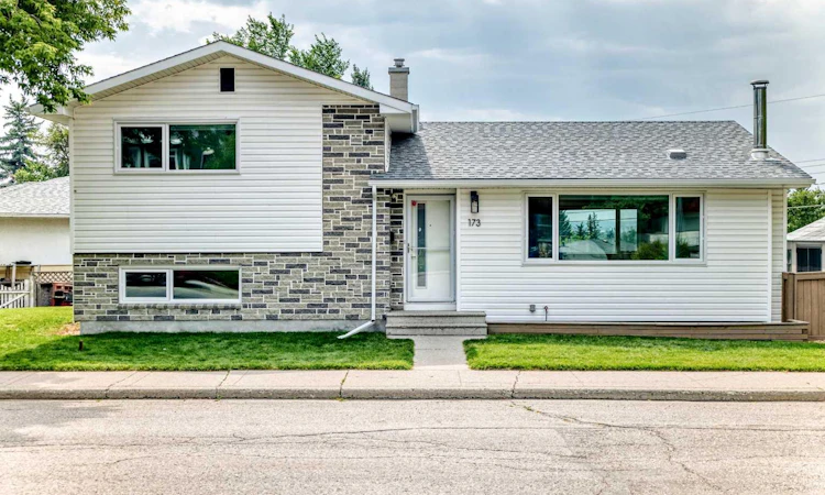 173 Cornwallis Drive NW