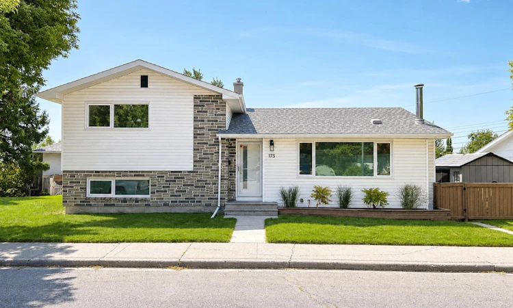 173 Cornwallis Drive NW